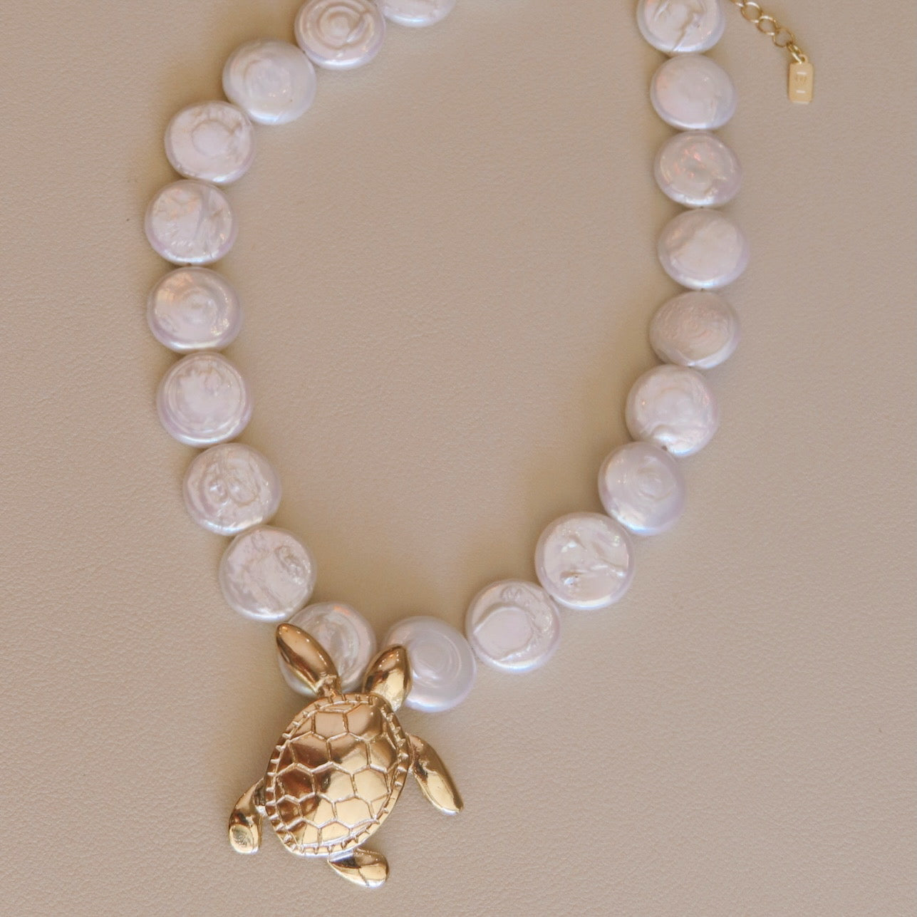 Turtle Charm Pearl Necklace – Handmade with Freshwater Pearls & Gold-Plated Detail