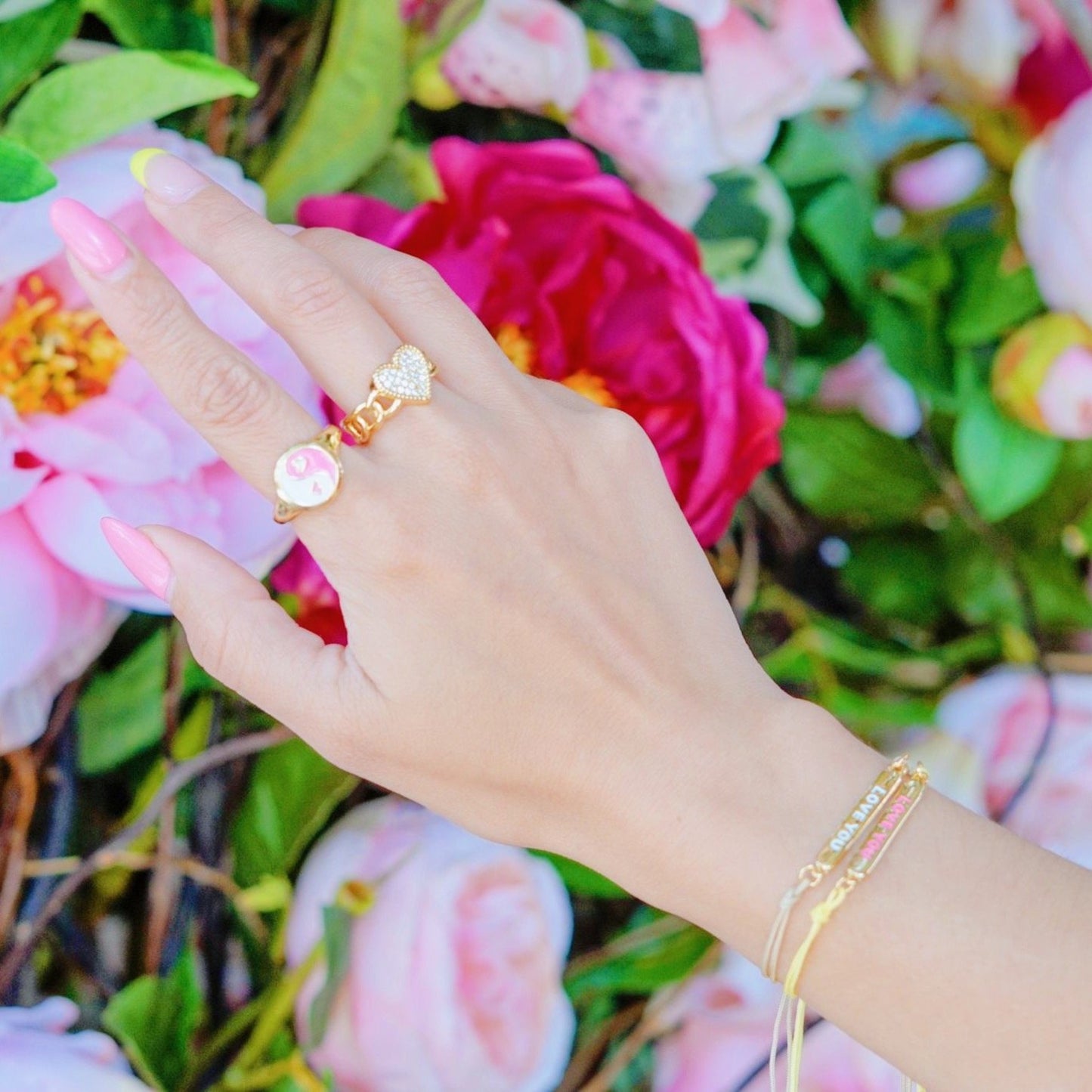 Colorful cotton cord bracelets with a gold-plated plaque with the phrase "Love you", isvi boutique
