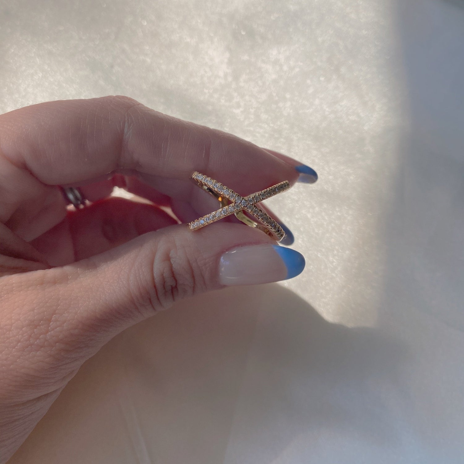 Adjustable X-shaped gold-plated ring